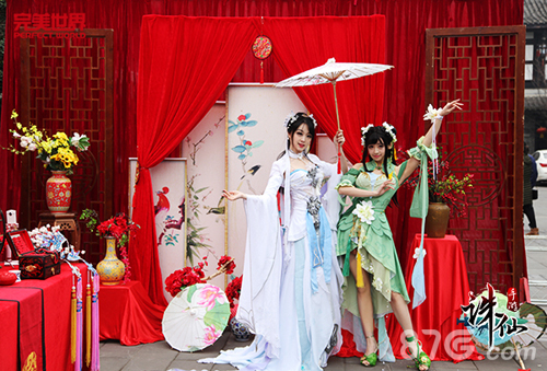 《诛仙手游》玩家见面会现场雪琪碧瑶coser“婚礼”现场合影